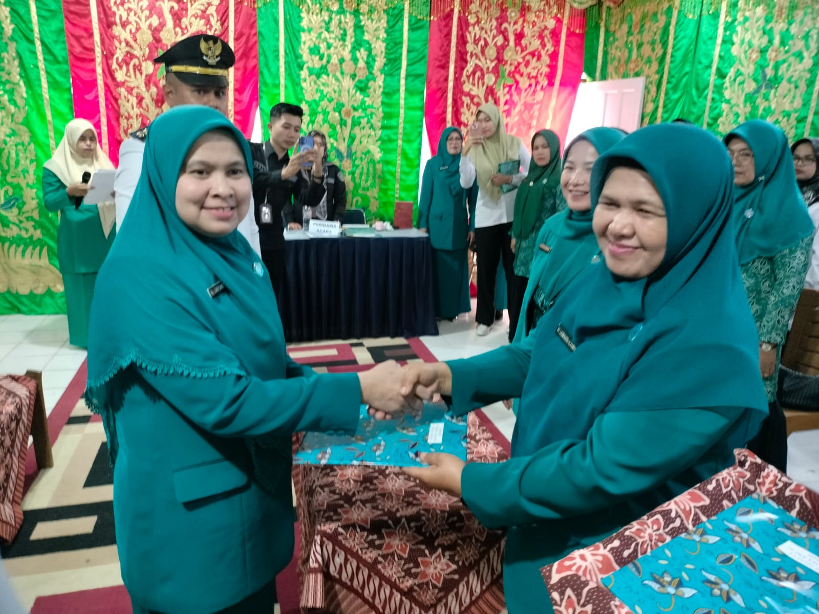 Serah Terima Jabatan Camat dan Pelantikan Ketua TP-PKK Kecamatan Payung Sekaki Berlangsung Khidmat