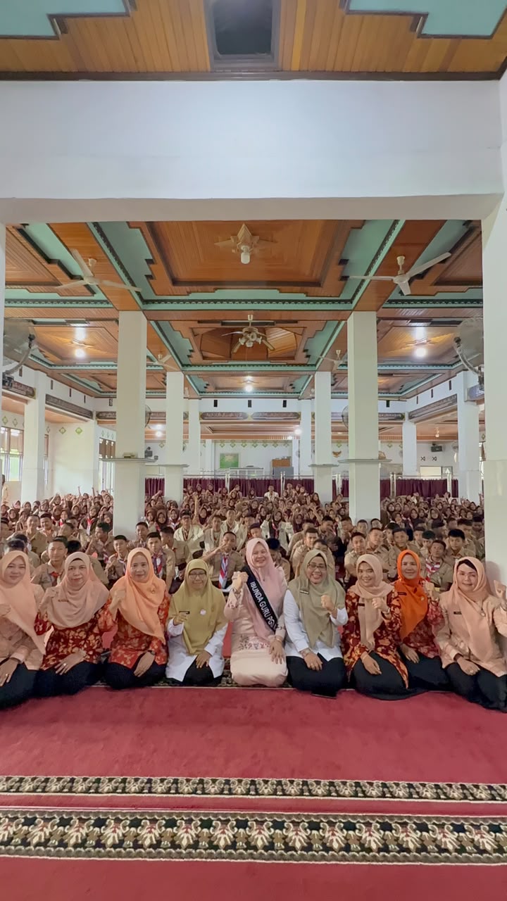 Ny. Nia Jon Firman Pandu, S.Si, Msi. Mengahadiri Sosialisasi Persiapan Remaja Berkarakter, Sehat, dan Cerdas di SMAN 1 Kubung