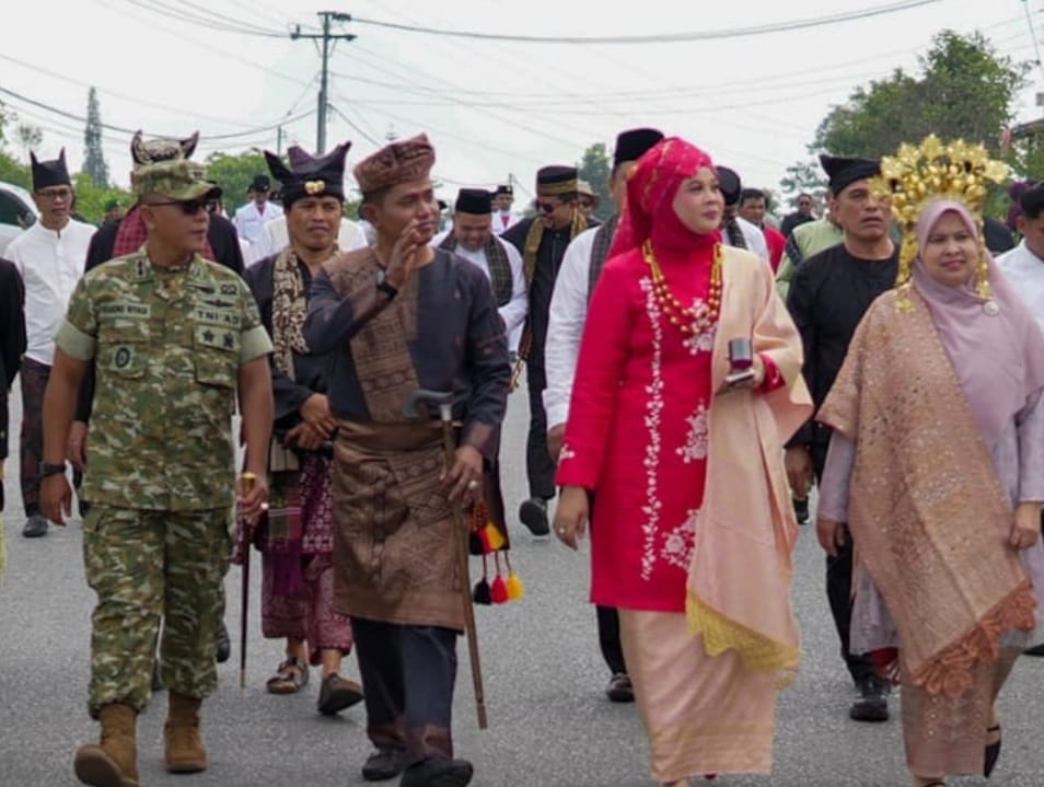 Pawai Alegoris HUT Ke-81 RI di Kabupaten Solok, Ribuan Warga Tumpah ke Jalan Lingkar