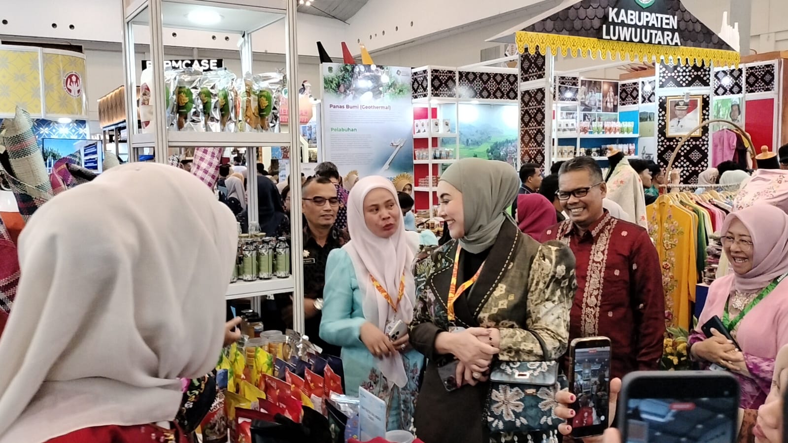 Produk UMKM Solok Laris di APKASI Otonomi Expo 2026, Ketua TP PKK Tanah Laut Borong Rendang hingga Tikar Pandan