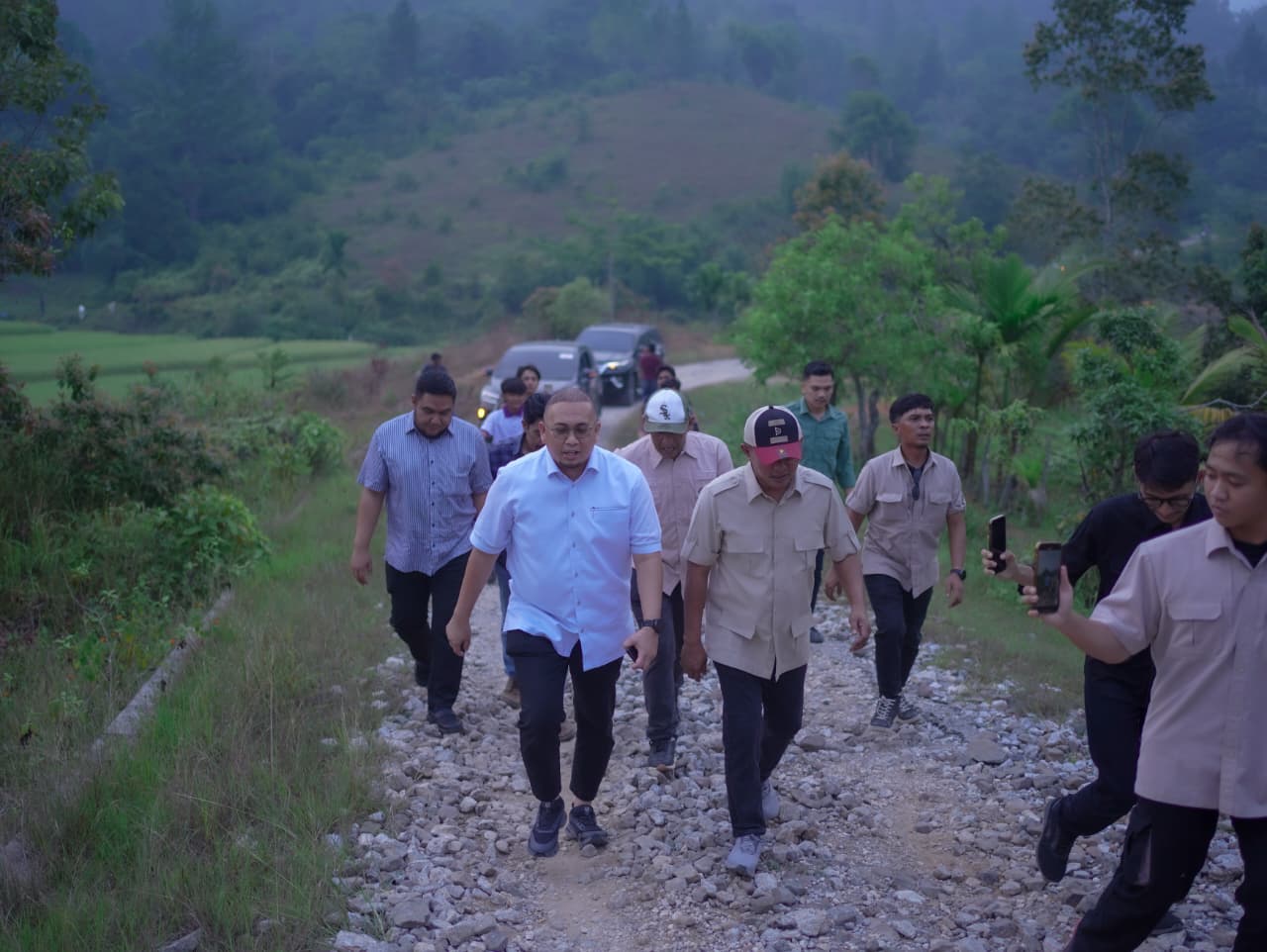 Bupati Solok Dampingi Wakil Ketua Komisi VI DPR RI Tinjau Jalan Rawang Sulit Air Penghubung Kabupaten Solok dan Kota Sawahlunto