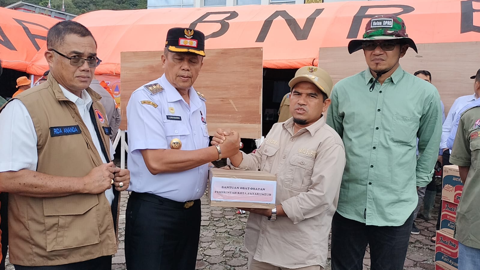 H. CANDRA Terima Bantuan Langsung dari Wawako Payakumbuh, 56 Personel Siap Bantu Solok