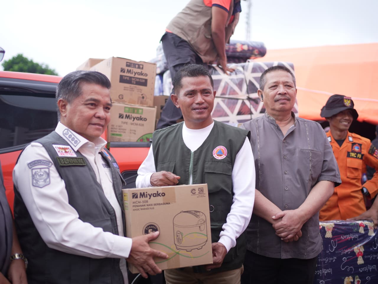 Bupati Agam Bawa Bantuan Rp75 Juta untuk Korban Galodo Arosuka, Solidaritas Antardaerah Menguat
