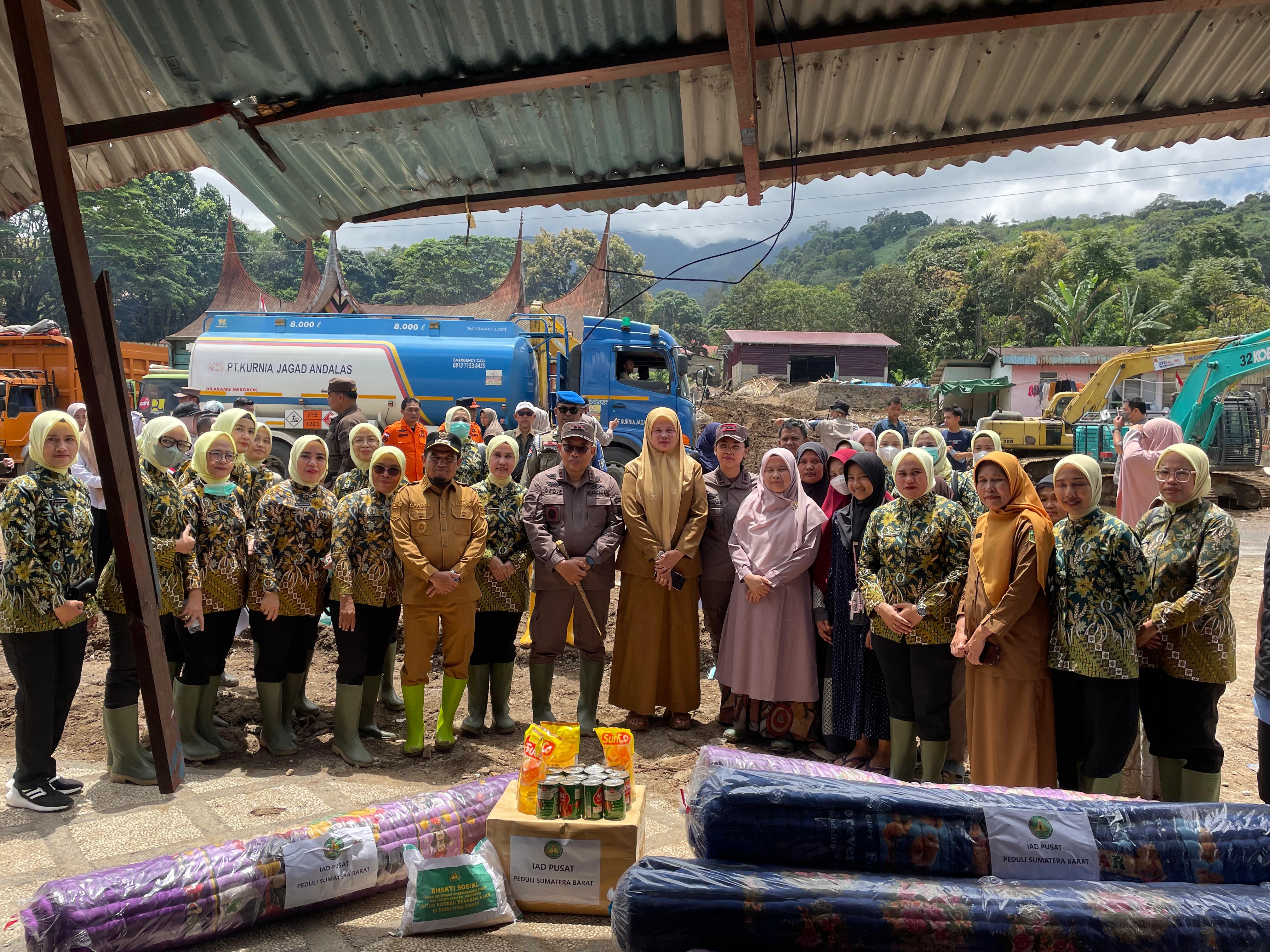 IAD Kejati Sumbar Salurkan Bantuan Sosial untuk Korban Bencana Galodo di Kabupaten Solok