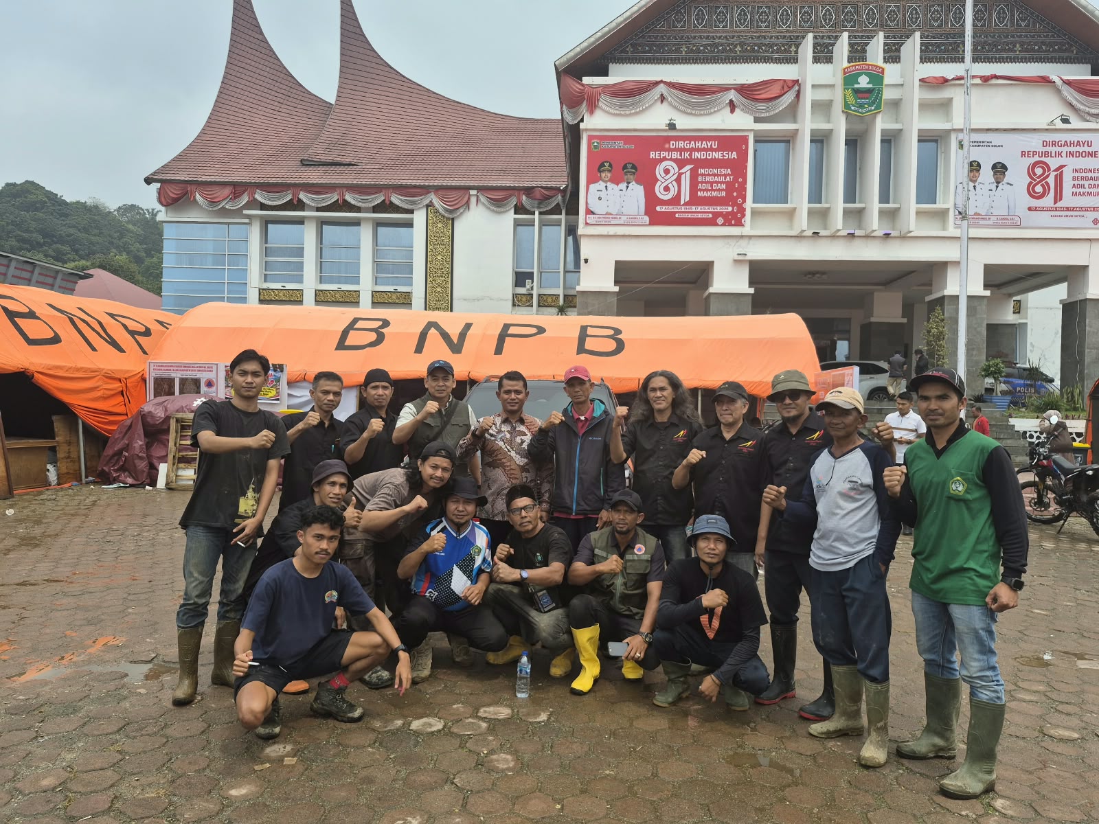 Puluhan Pemuda Salayo Gotong Royong Bersihkan Lumpur dan Selamatkan aset Dinas Pariwisata Kabupaten Solok