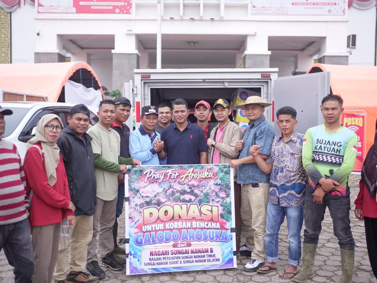 Bupati Solok Terima Bantuan Sembako dari Nagari Sungai Nanam untuk Korban Galodo Arosuka