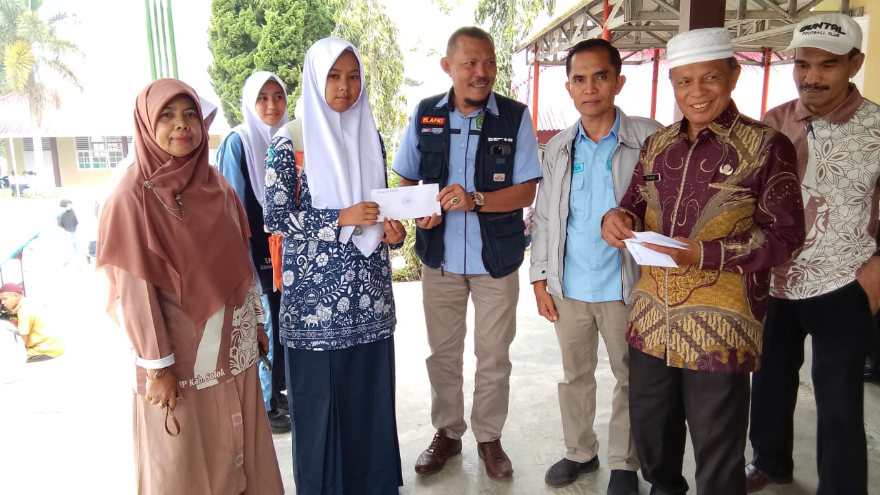 MKKS Kabupaten Solok Salurkan Bantuan untuk Siswa Terdampak Galodo Arosuka