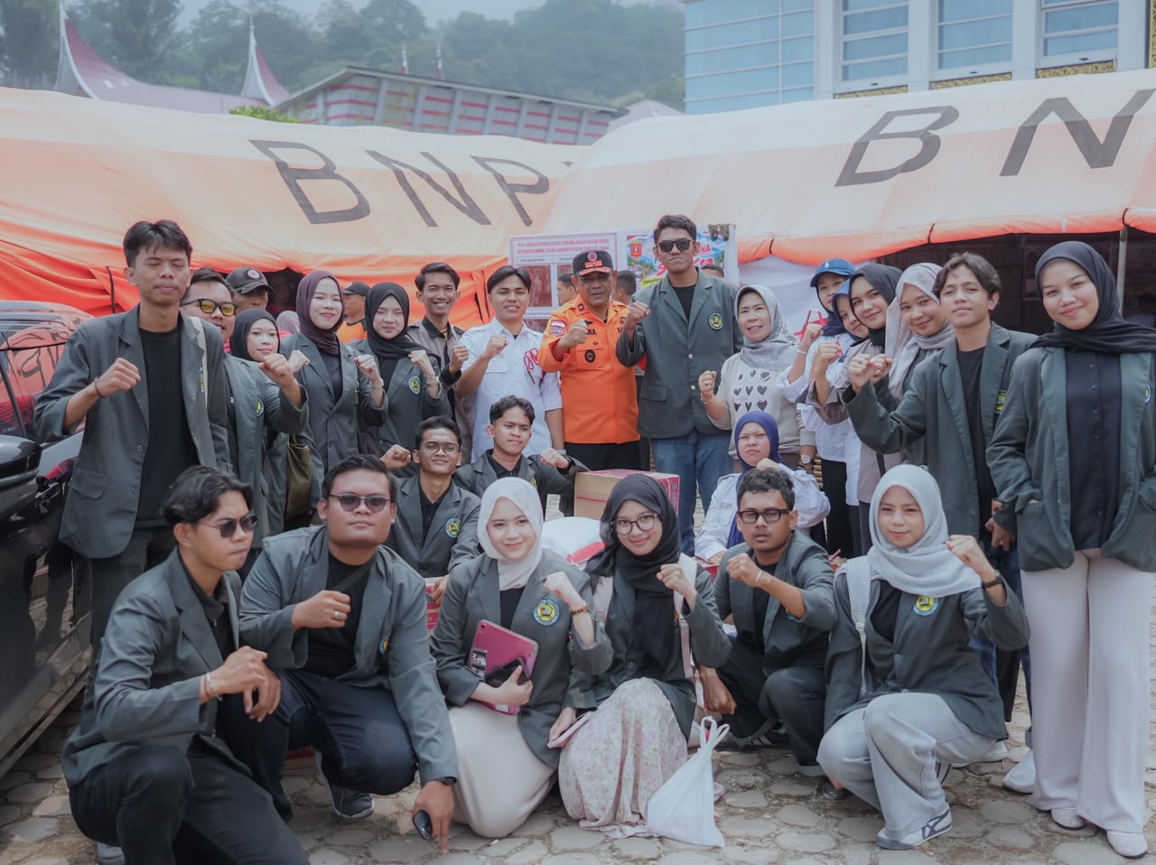Mahasiswa Universitas Baiturrahmah Salurkan Bantuan Pasca bencana untuk Kabupaten Solok