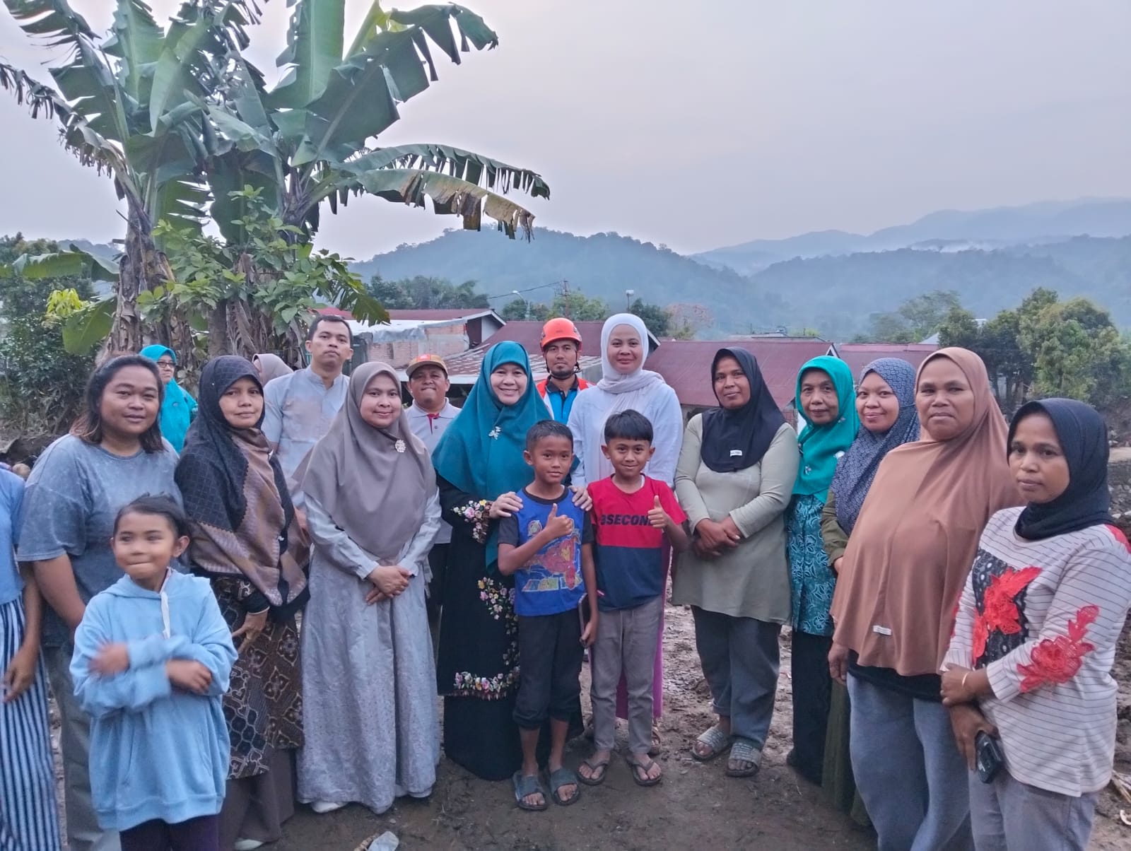 Ketua TP-PKK Kabupaten Solok Sambut Ketua TP-PKK Sumbar, Tinjau Dampak Galodo dan Salurkan Bantuan untuk Warga Arosuka