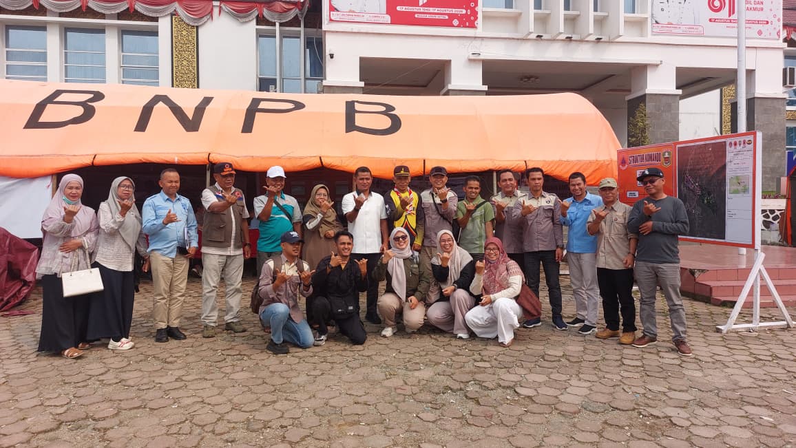 Bupati Solok Menerima Langsung Bantuan Tunai Kwatir Ranting (Kwaran) Pramuka Palembayan Agam di Posko Bencana