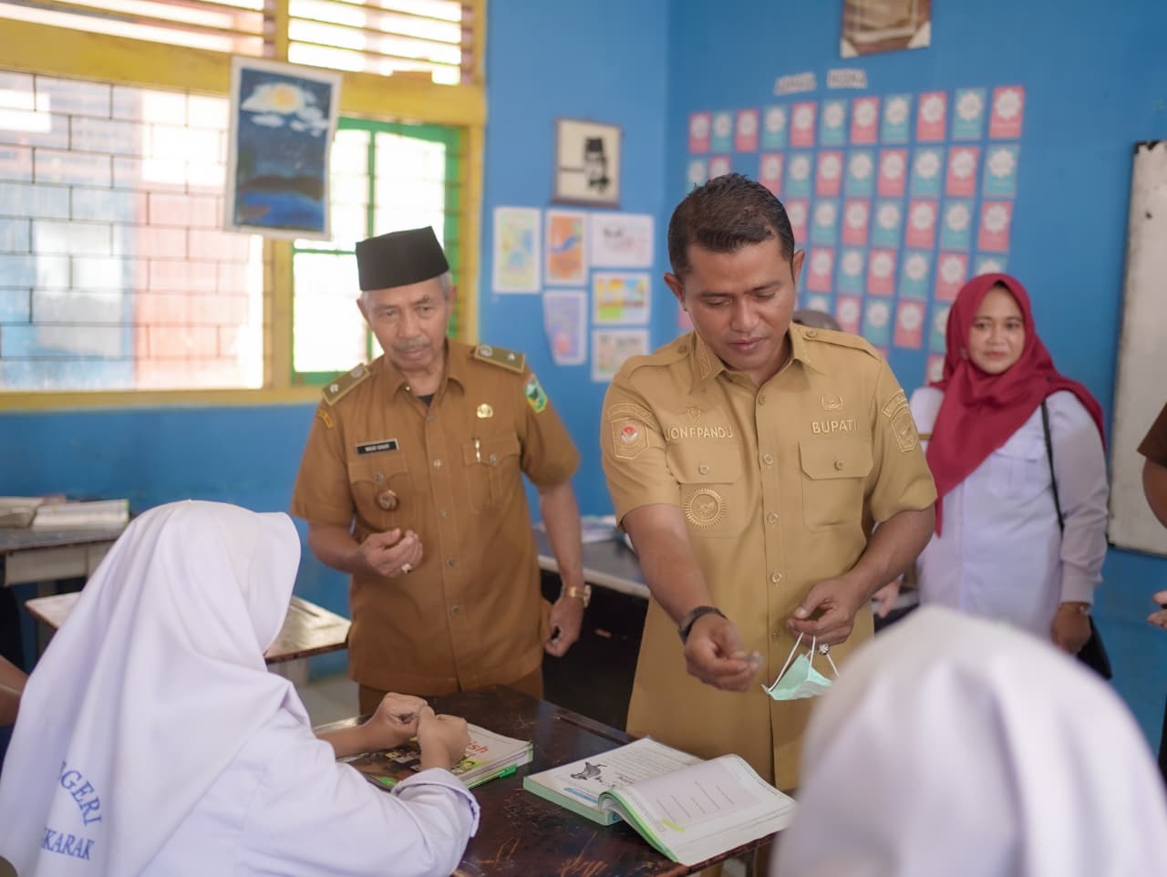 Atasi Dampak Kabut Asap Karhutla, Bupati Solok Bagikan Masker dan Vitamin untuk Pelajar
