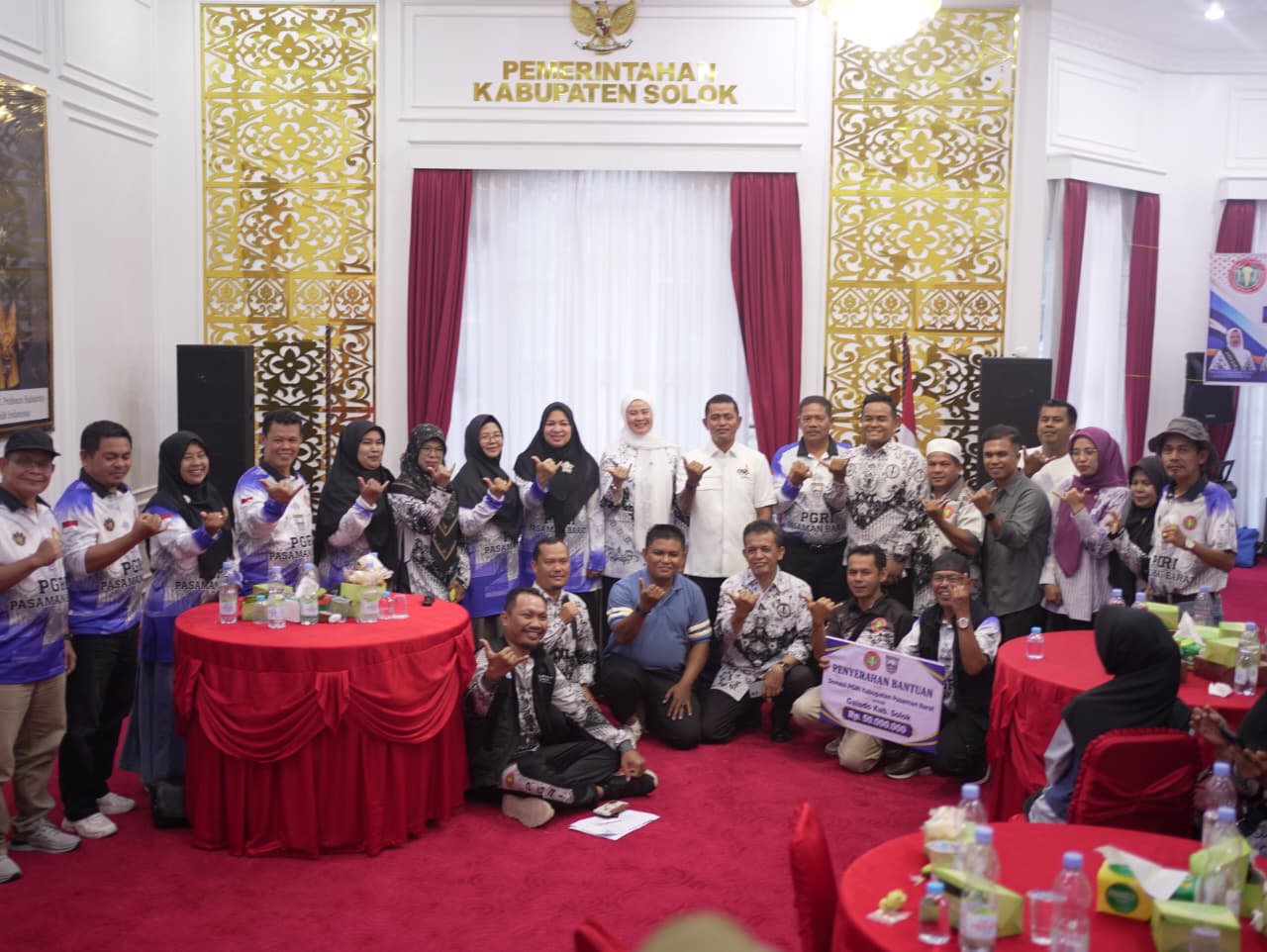 Peduli Bencana, PGRI Dan Bunda Guru Pasaman Barat Serahkan Bantuan Bagi Korban Galodo